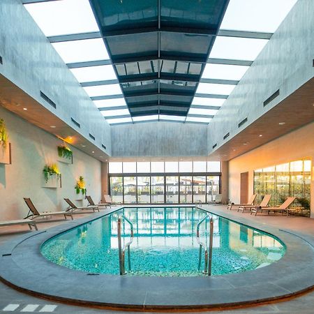 Moevenpick Hotel Du Lac Tunis Exterior foto The swimming pool at the hotel