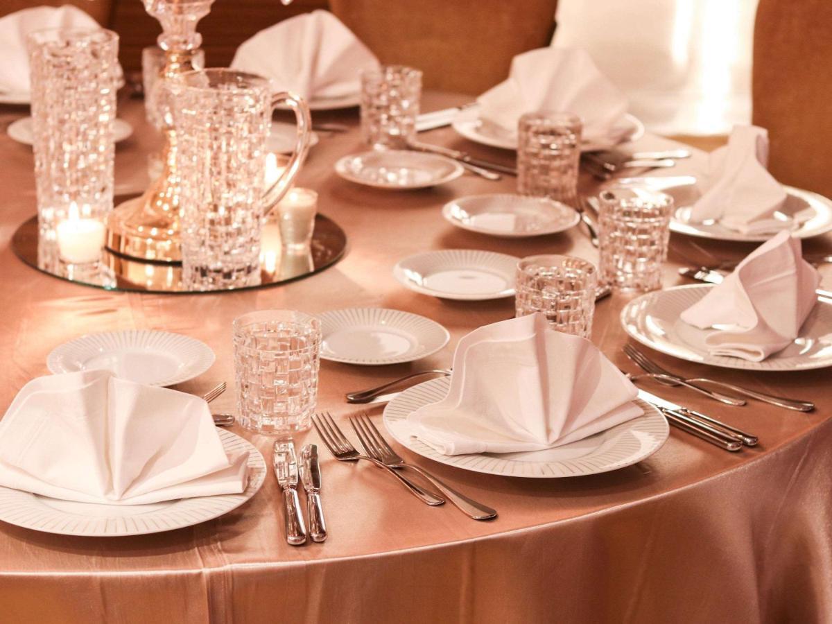 Moevenpick Hotel Du Lac Tunis Exterior foto A table set for fine dining
