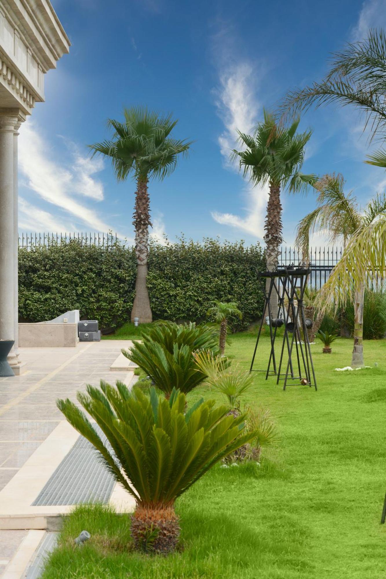 Moevenpick Hotel Du Lac Tunis Exterior foto The garden of the villa