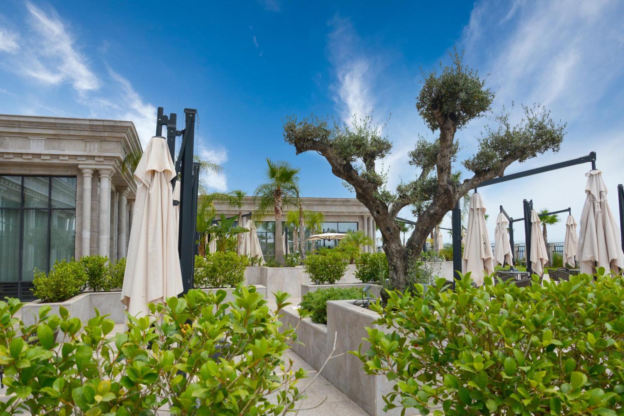 Moevenpick Hotel Du Lac Tunis Exterior foto The hotel's rooftop