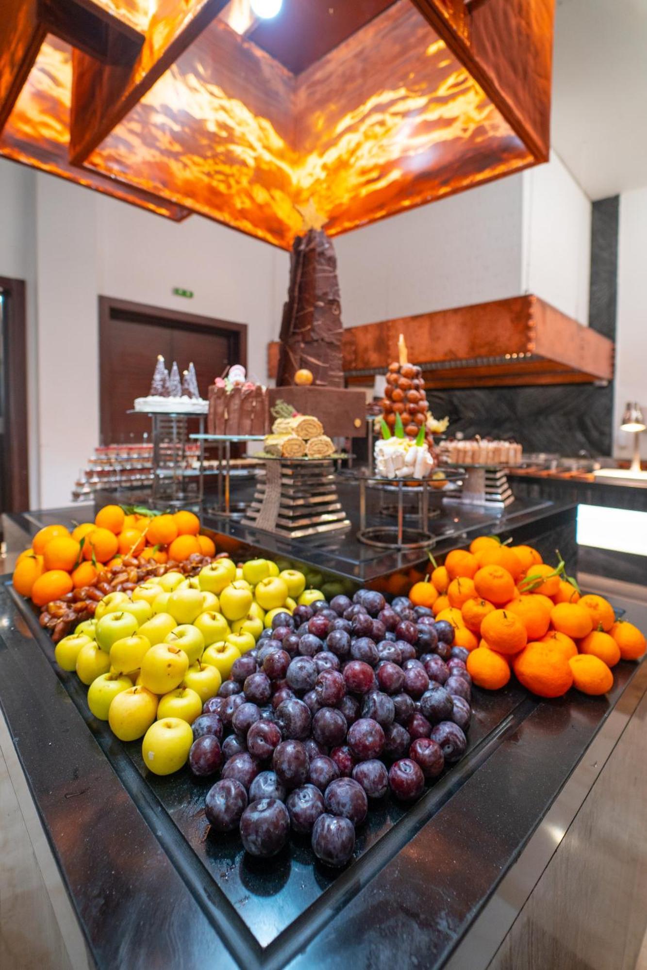 Moevenpick Hotel Du Lac Tunis Exterior foto Fruit at a buffet